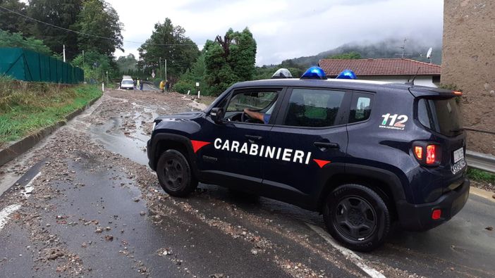 Maltempo, primi danni: smottamento sulla statale 233 della Valganna