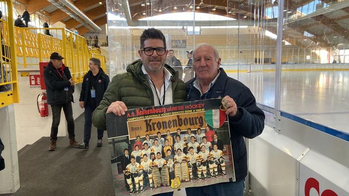 IL DONO. Mario consegna i poster autografati dai Mastini più grandi al presidente Bino