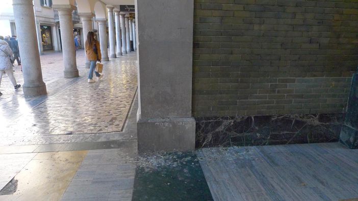 FOTO. Stufi di calpestare la m... e rischiare che ci cada sulla testa all'Arco Mera. E voi?