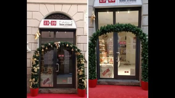 L'arco natalizio fuori dal Nani Studio prima e dopo il vandalismo