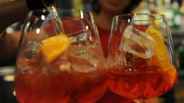 VIDEO Il no dei commercianti di Sesto Calende all'ordinanza comunale che anticipa la chiusura di bar e ristoranti