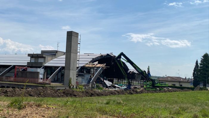 VIDEO. Giù il tetto del Palalbani. Il sindaco: «Momento storico con un pizzico di nostalgia perché tutti siamo passati da qui. Avremo una struttura moderna e sicura» VIDEO. Giù il tetto del Palalbani. Il sindaco: «Momento storico con un pizzico di nostalgia perché tutti siamo passati da qui. Avremo una struttura moderna e sicura»