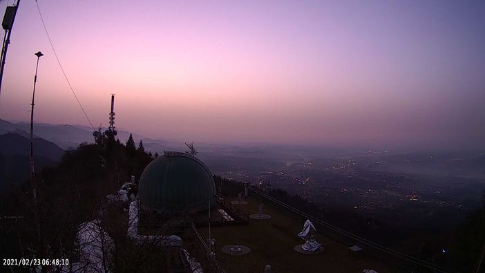 Un'incredibile immagine dall'osservatorio del Campo dei Fiori con il cielo colorato di rosa ed ocra all'alba di oggi (foto tratta dalla pagina Facebook della Società Astronomica G.V. Schiaparelli)