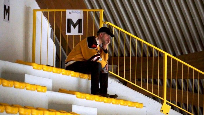 Il mondo è impazzito eppure un "puntino" giallonero presente su ogni pista rimane da solo in curva a vivere la festa. Perché è troppo bello godere della gioia di tutti per i Mastini in trionfo dopo 27 anni