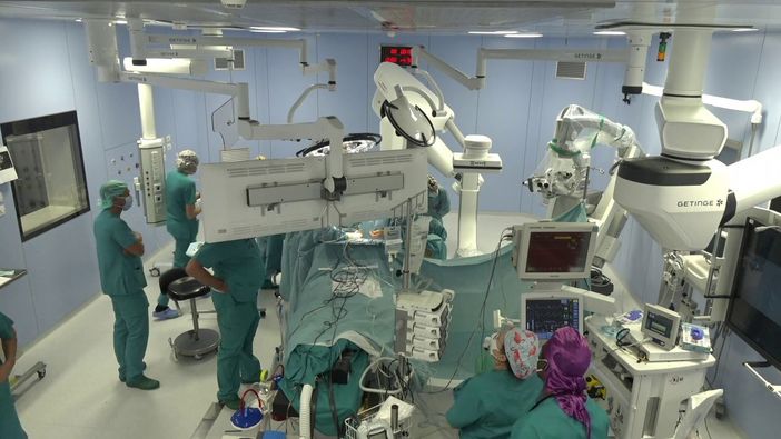 Innovazione in Neurochirurgia: al via gli interventi con la nuova sala operatoria ibrida all'Ospedale di Circolo Innovazione in Neurochirurgia: al via gli interventi con la nuova sala operatoria ibrida all'Ospedale di Circolo