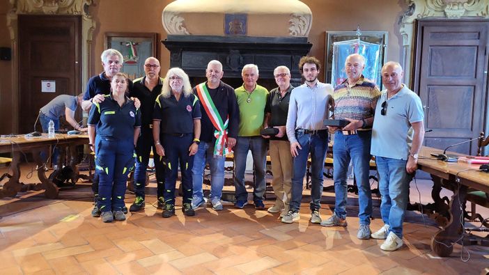 I volontari della Protezione Civile di Azzate premiati (foto dalla pagina Facebook del Comune)