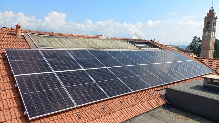 Il nuovo impianto fotovoltaico della scuola Castiglioni di Azzate Il nuovo impianto fotovoltaico della scuola Castiglioni di Azzate
