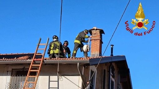 Un intervento dei vigili del fuoco per un incendio di una canna fumaria