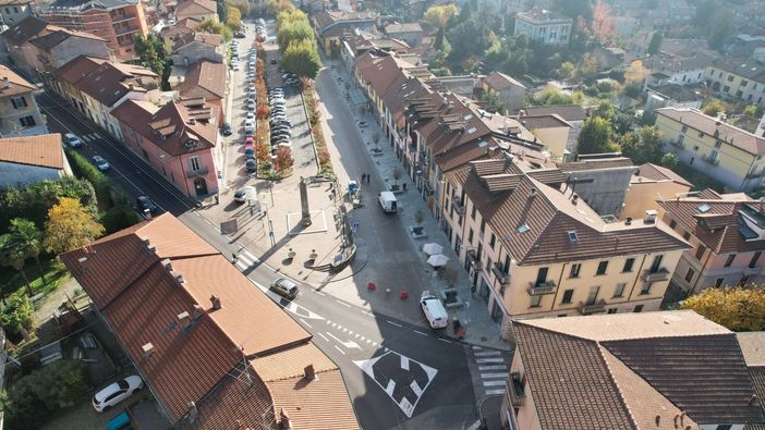 Viale Garibaldi dall'alto, una delle vie dello shopping del centro di Gavirate