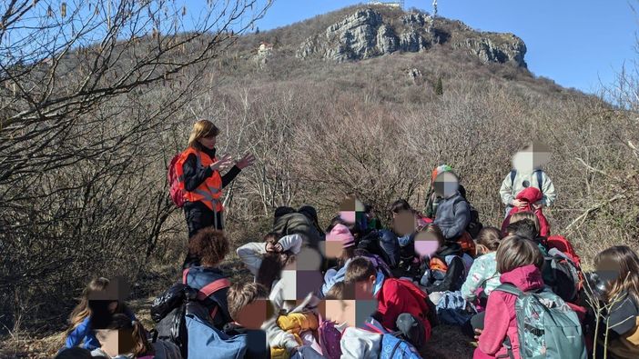Gli alunni della primaria di Luvinate fanno lezione con il Cai al parco Campo dei Fiori Gli alunni della primaria di Luvinate fanno lezione con il Cai al parco Campo dei Fiori