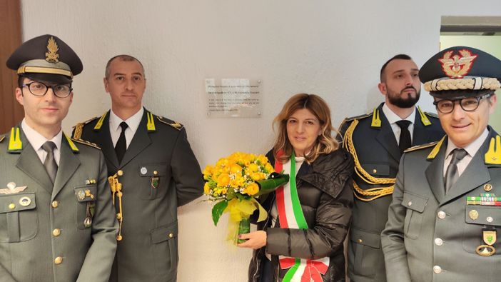 La cerimonia di scopertura della targa dedicata a Francesco Rusconi