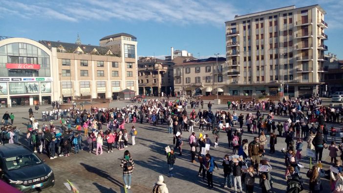 La marcia per i diritti dei bambini lungo le strade di Varese