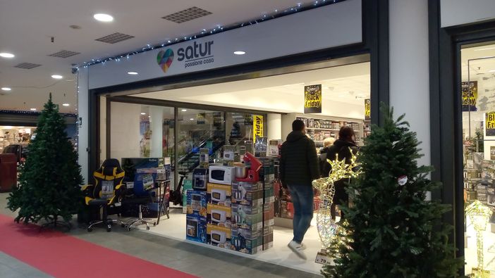 Il nuovo negozio "Satur" che ha aperto oggi al centro commerciale Le Corti di Varese Il nuovo negozio "Satur" che ha aperto oggi al centro commerciale Le Corti di Varese