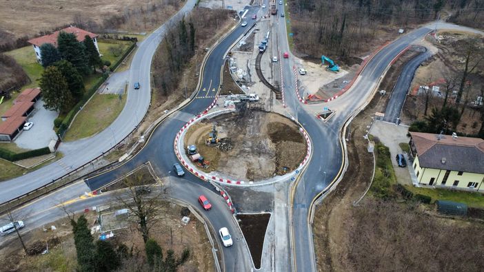 I lavori in corso per la realizzazione della rotatoria di Vergiate sulla superstrada
