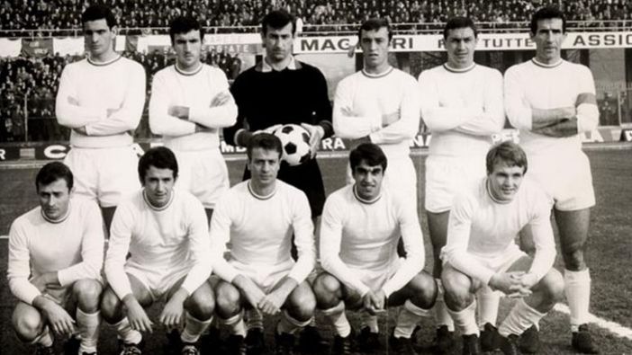 Il grande Varese che battè la Juve 5-0 nel 67/68: Pietro Anastasi, penultimo accosciato da destra, è accanto a Sogliano, l'ultimo a destra Il grande Varese che battè la Juve 5-0 nel 67/68: Pietro Anastasi, penultimo accosciato da destra, è accanto a Sogliano, l'ultimo a destra