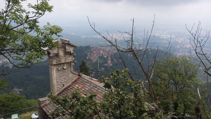 Laggiù dietro il Sacro Monte e Varese, la nostra provincia si allunga fino a Milano (foto di Giuseppe Marangon) Laggiù dietro il Sacro Monte e Varese, la nostra provincia si allunga fino a Milano (foto di Giuseppe Marangon)
