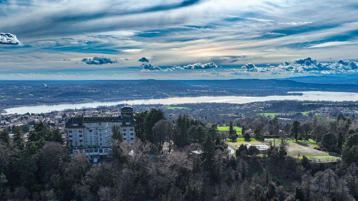 La splendida vista aerea con il Palace, il lago di Varese, colline e montagne (Foto Alessandro Umberto Galbiati)