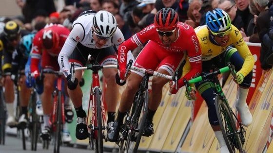 La volata a suon di spallate postata da Varese 2.0 per descrivere la corsa a sindaco nella Città Giardino