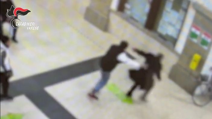 Senza tetto rapinato in stazione a Busto: ecco il video dell'aggressione