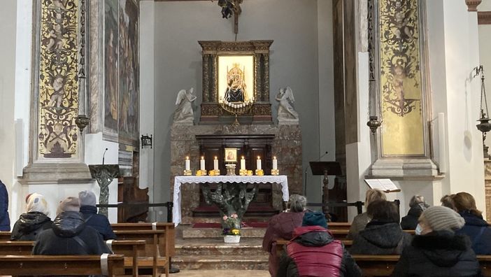 Aspettando la preghiera insieme in Santa Maria: l'icona, sotto la statua della Madonna dell'Aiuto