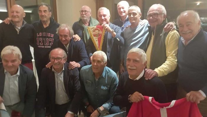 Foto di gruppo per uno spicchio di eroi biancorossi degli anni 70 e 80 al ristorante Vecchia Riva della Schiranna