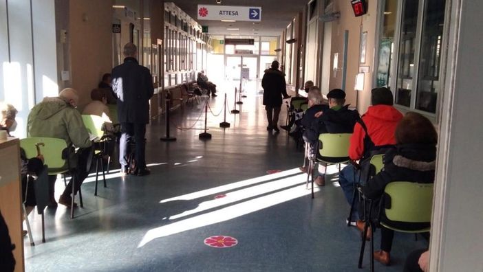 Dalla Schiranna al Circolo: in un mese 21.487 vaccinazioni anticovid e 7.792 antinfluenzali. Attesa media di 20 minuti Dalla Schiranna al Circolo: in un mese 21.487 vaccinazioni anticovid e 7.792 antinfluenzali. Attesa media di 20 minuti