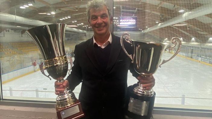 Matteo Malfatti con le "sorelle" al bar del palaghiaccio