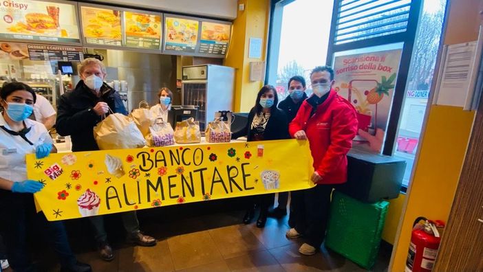 I McDonald's di Varese, Induno e Malnate apparecchiano la solidarietà, distribuendo ai bisognosi 300 pasti caldi a settimana