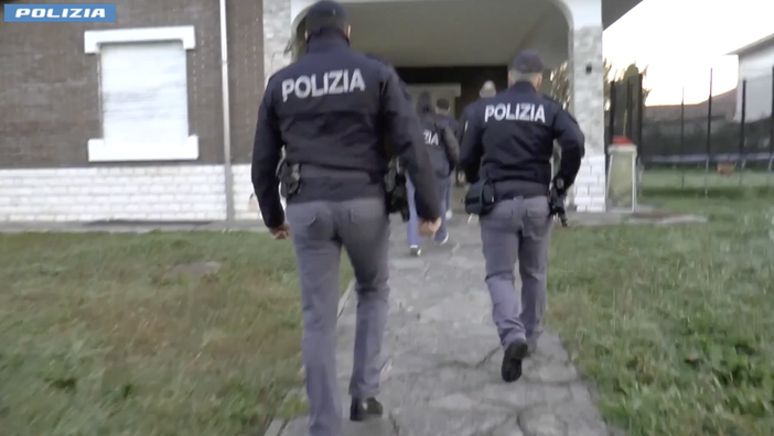 La polizia durante l'operazione La polizia durante l'operazione