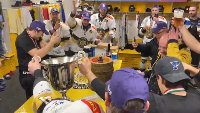 VIDEO. Il dischetto del trionfo appeso a una lavagnetta che ne attende altri... E poi balli e canti da Paolo e Luisella: «Campioni! Campioni!»