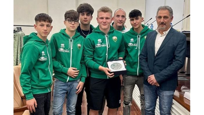 I ragazzi della società biancoverde premiati (foto ASD Valceresio Audax)