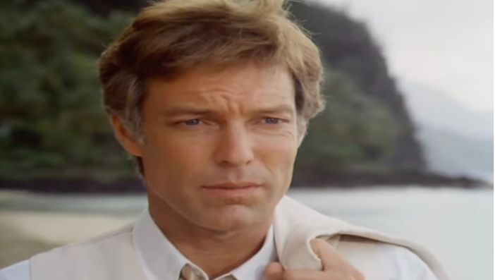 L'attore in una scena di "Uccelli di rovo" L'attore in una scena di "Uccelli di rovo"