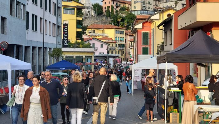 via XXV Aprile a Besozzo durante la Notte Bianca del 2024