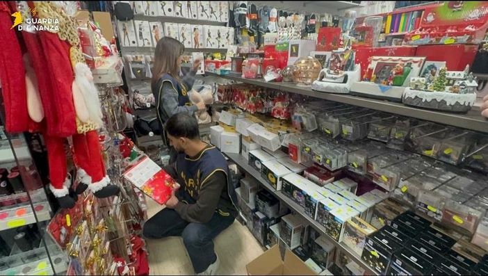 Sequestrate dalla Guardia di Finanza oltre 15mila decorazioni e addobbi natalizi non sicuri: denunciato un commerciante di Milano