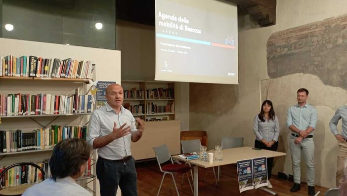 Il sindaco di Besozzo Coghetto durante la serata di presentazione dell'Agenda della Mobilità Il sindaco di Besozzo Coghetto durante la serata di presentazione dell'Agenda della Mobilità