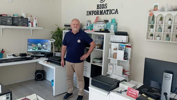 Antonino Noto nel suo centro di assistenza di Ispra