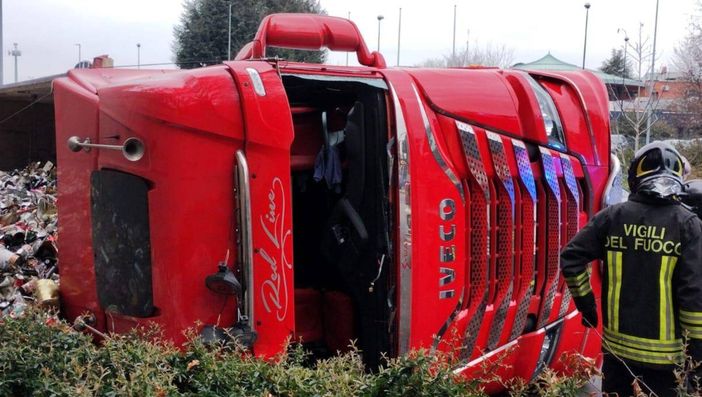 Il camion della spazzatura ribaltato a Saronno (foto da IlSaronno.it) Il camion della spazzatura ribaltato a Saronno (foto da IlSaronno.it)
