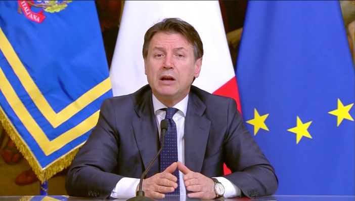 Il governo chiude tutte le attività produttive non cruciali in Italia. Avanti alimentari, farmacie e servizi essenziali Il governo chiude tutte le attività produttive non cruciali in Italia. Avanti alimentari, farmacie e servizi essenziali