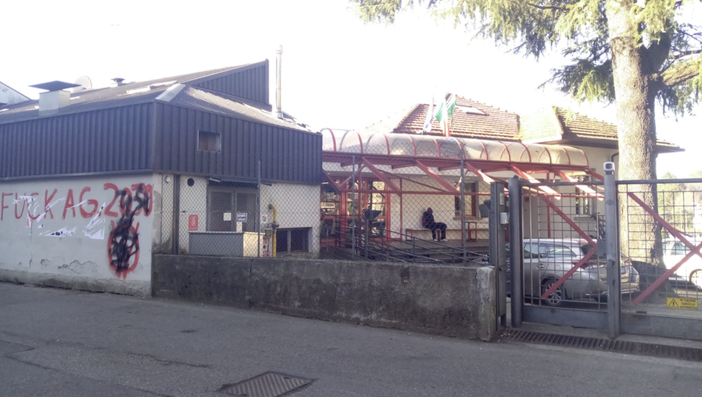 Studente accoltella la prof. «Va garantita la sicurezza, spesso gli insegnanti hanno paura di entrare nelle classi» Studente accoltella la prof. «Va garantita la sicurezza, spesso gli insegnanti hanno paura di entrare nelle classi»