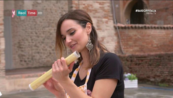 Bake Off Italia 7, la nona puntata si vive in campagna. E la nostra Sara si trasforma in... Grand-Mère Donald