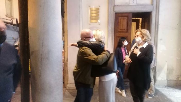 Bobo Maroni abbracciato da Barbara Bison fuori dalla sede storica della Lega Bobo Maroni abbracciato da Barbara Bison fuori dalla sede storica della Lega