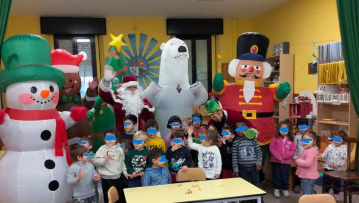 La banda dei papà Babbo Natale con i bambini dell'asilo La banda dei papà Babbo Natale con i bambini dell'asilo