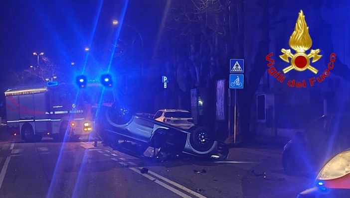L'auto ribaltata in viale Belforte
