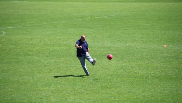 Bruno Limido, varesino classe 1961, anima dell'Accademia Varese: qui calcia al centro del Franco Ossola, il piede è lo stesso di sempre