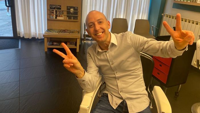 Eros Ferri seduto su una delle poltrone dove da trent'anni taglia i capelli ai varesini. Nelle altre immagini la "parete della gloria", i ricordi e l'esterno del locale