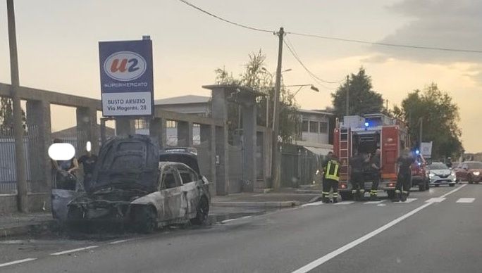 Auto distrutta dalle fiamme a Busto
