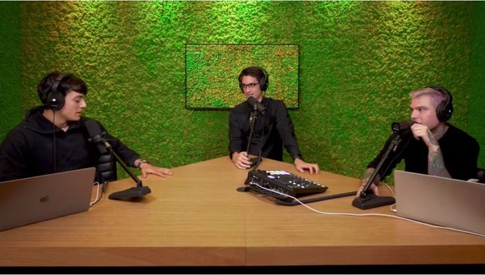 VIDEO. Don Alberto Ravagnani da Fedez, porta la Fede a "Muschio Selvaggio"