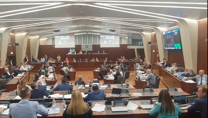 Approvato a maggioranza l’assestamento al bilancio regionale: più risorse alla sanità e accordo bi-partisan su Aler e disabilità