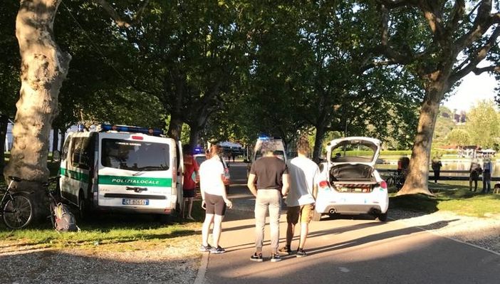 Gavirate, operato il ragazzo vittima dell'incidente al Lido. Dopo l'appello della mamma, ritrovata la sua catenina Gavirate, operato il ragazzo vittima dell'incidente al Lido. Dopo l'appello della mamma, ritrovata la sua catenina