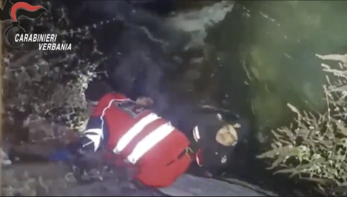 VIDEO - Tenta il suicidio gettandosi nel Toce, ventenne salvato da due Carabinieri VIDEO - Tenta il suicidio gettandosi nel Toce, ventenne salvato da due Carabinieri